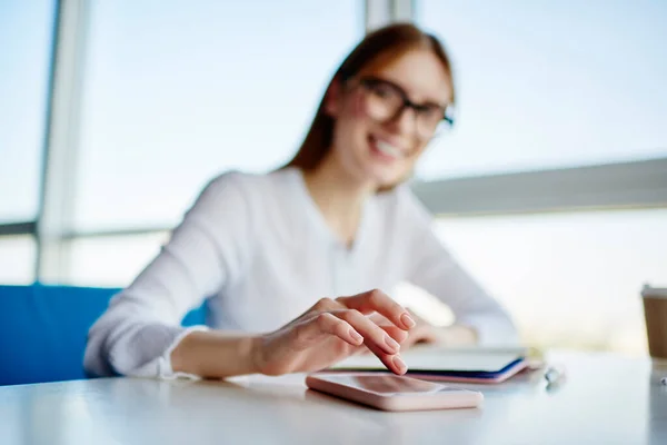 Unerkennbare Studentin Berührt Mobilen Bildschirm Empfangene Mail Nachricht Auf Website — Stockfoto