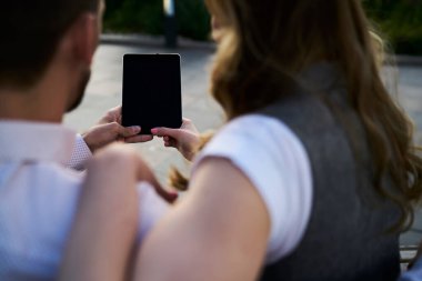 Web sitesindeki ortam içeriğini taramak için fotokopi alanı teknolojisi kullanan erkek ve kadın arkadaşların arka planı