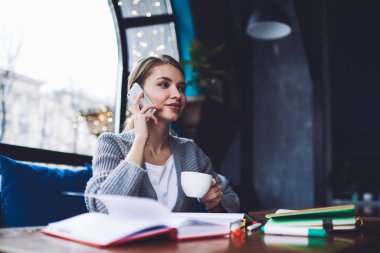 Kafede, kafeteryada otururken ve molada telefonla konuşurken gözlerini kaçıran sakin bir bayan serbest yazar.