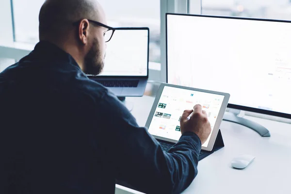 Back View Crop Male Employee Touching Tablet Screen Stylus While – stockfoto