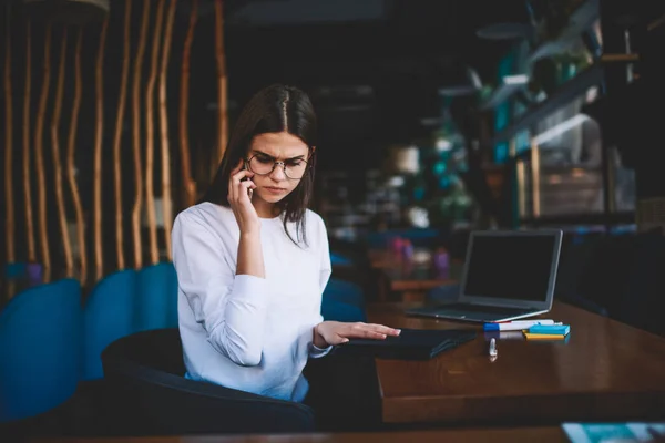 Serious Female Freelancer White Casual Jumper Frowning Looking While Sitting — Fotografia de Stock
