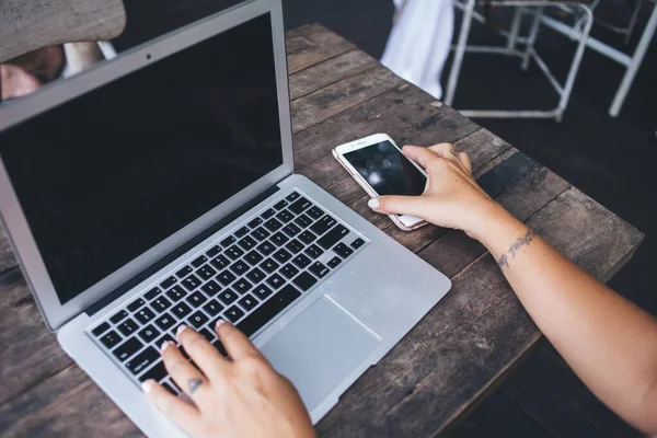 Cima Mulher Anônima Freelancer Digitando Teclado Laptop Enquanto Trabalhava Projeto — Fotografia de Stock