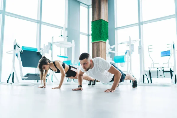 Cuerpo Completo Fuerte Joven Deportista Deportista Entrenamiento Ropa Deportiva Haciendo — Foto de Stock