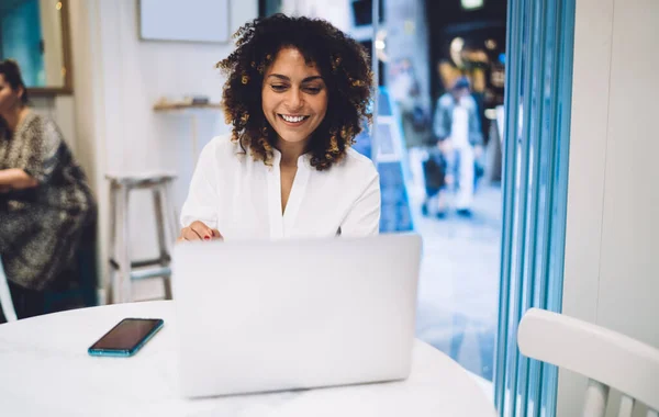 Alegre Programador Femenino Trabajando Remotamente Netbook Instalar Aplicación Mientras Navega —  Fotos de Stock