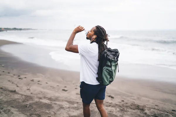 Visão Traseira Viajante Masculino Afro Americano Shorts Camiseta Branca Andando — Fotografia de Stock