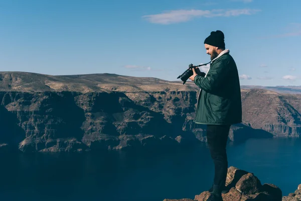 Corp Complet Mascul Calm Jachetă Verde Pălărie Neagră Picioare Marginea — Fotografie, imagine de stoc