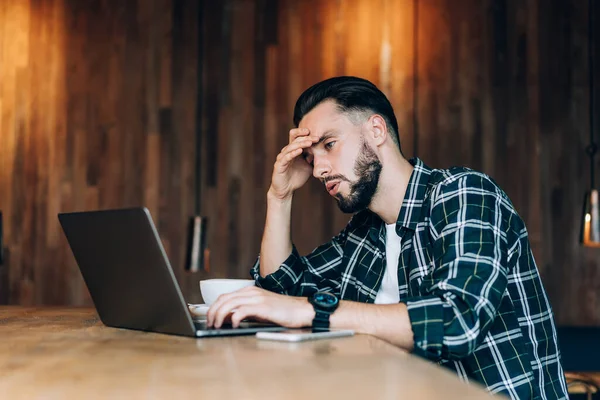 Unglücklicher Männlicher Freiberuflicher Profi Rätselt Über Programmdatencode Für Laptop Anwendung — Stockfoto