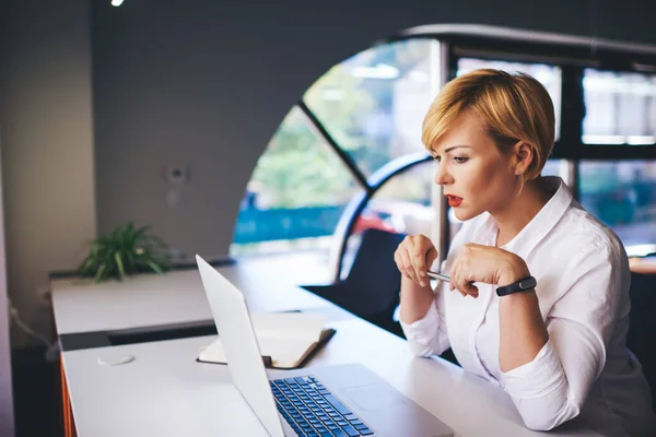 Serious Female Manager Short Hair Sitting Table Light Office Using — 스톡 사진