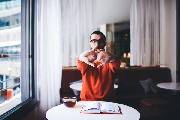 Maschio Concentrato Seduto Tavolo Rotondo Con Libro Aperto Tazza Che — Foto Stock