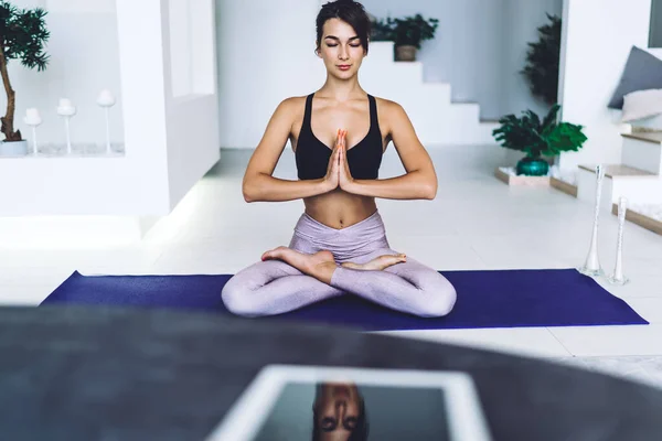 Mulher Magra Com Figura Perfeita Tendo Retiro Treinamento Ioga Para — Fotografia de Stock