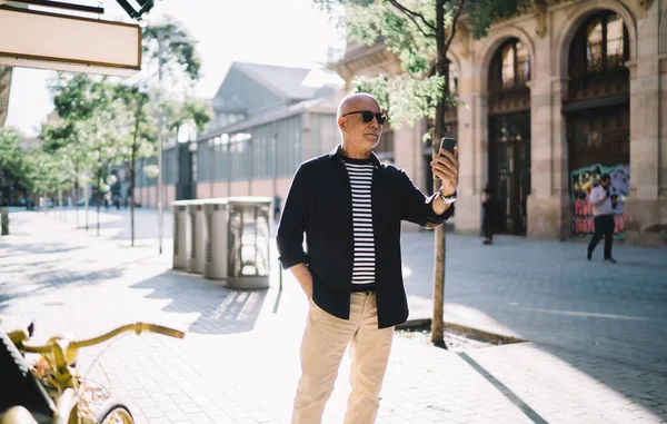 Muž Důchodu Slunečních Brýlích Připojení Internetu Pro Kliknutí Selfie Obrázky — Stock fotografie