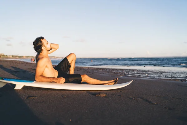 Surfer Podróży Relaks Zewnątrz Siedzi Profesjonalnej Desce Surfingowej Godzinach Wieczornych — Zdjęcie stockowe