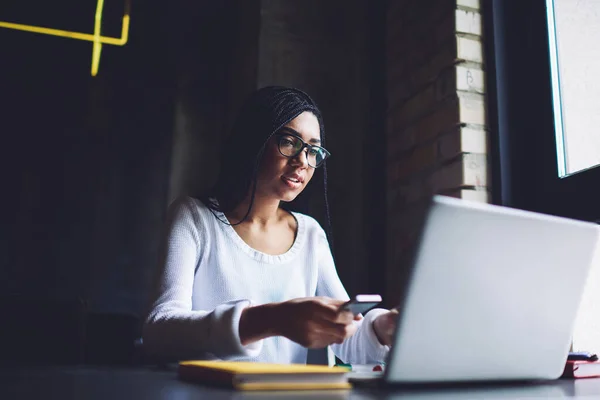 Concentrated Black Female Entrepreneur Black Braids Sitting Table Notebook Laptop — Fotografia de Stock