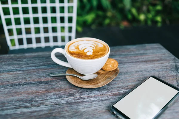 Sudut Tinggi Cangkir Keramik Putih Dengan Cappuccino Lezat Disajikan Dengan — Stok Foto