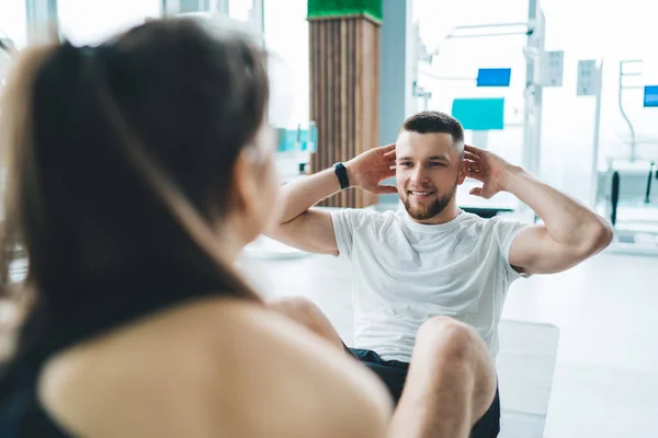 Happy Fit Ung Idrottsman Gör Buken Övningar Och Tittar Idrottskvinna — Stockfoto