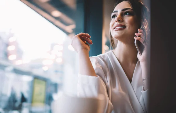 Positieve Jonge Vrouw Trendy Outfit Zittend Modern Gezellig Café Kijkend — Stockfoto