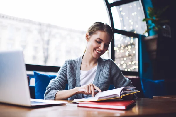 Positive Female Freelancer Casual Clothes Sitting Table Laptop Reading Notes — Fotografia de Stock