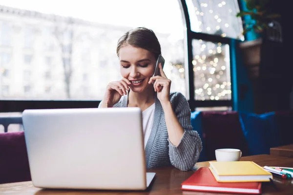 Joven Freelancer Positiva Ropa Casual Con Sonrisa Dentada Sentada Mesa —  Fotos de Stock