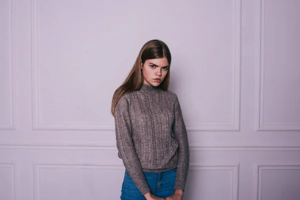 Jonge Serieuze Vrouw Casual Trui Jeans Met Lang Haar Zoek — Stockfoto
