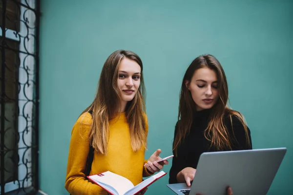 Serieuze Vrouwelijke Studenten Casual Kleding Met Lang Haar Staan Buurt — Stockfoto