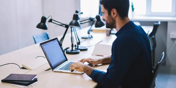 Zijaanzicht Van Lachende Jonge Mannelijke Office Manager Die Post Leest — Stockfoto