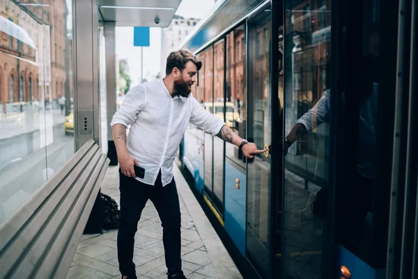 Boční Pohled Seriózní Mladý Muž Bílé Košili Stojící Autobusové Zastávce — Stock fotografie