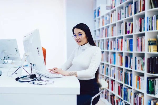 Ganska Leende Ung Kvinna Glasögon Sitter Vid Bordet Tillbaka Till — Stockfoto