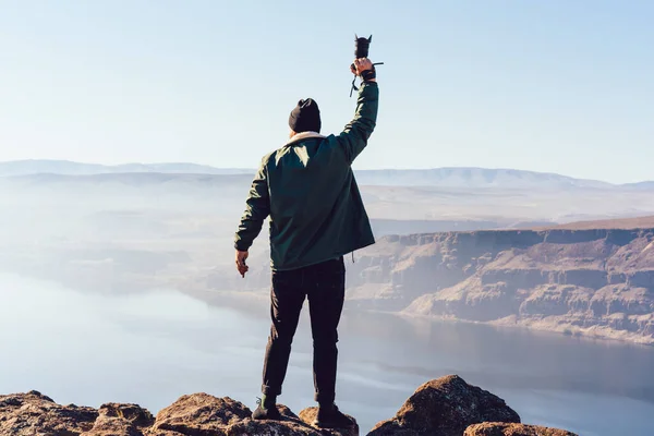 Back View Unrecognizable Man Casual Outwear Standing Rocky Edge Mountain — Fotografia de Stock