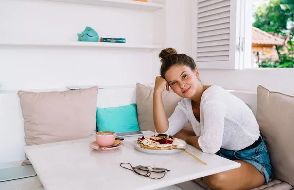 Wanita Optimis Duduk Meja Dapur Dengan Makanan Penutup Lezat Dan — Stok Foto