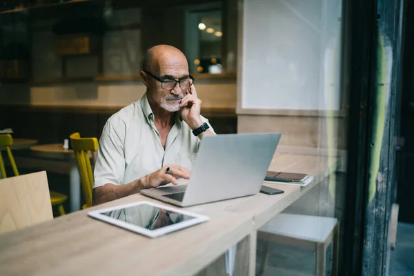 Hombre Maduro Años Sentado Cafetería Coworking Con Netbook Moderno Trabajando —  Fotos de Stock