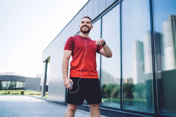 Bajo Ángulo Atleta Masculino Alegre Ropa Deportiva Con Auriculares Reloj — Foto de Stock