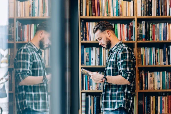 Intelligente Hipster Guy Genieten Van Tijd Bibliotheek Kiezen Literatuur Tijdens — Stockfoto
