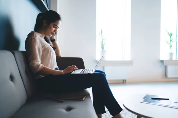 Side View Focused Young Ethnic Female Manager Classy Outfit Having — Foto Stock