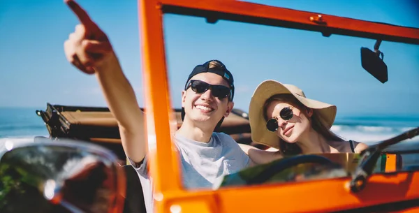 Feliz Pareja Joven Gafas Sol Viajando Coche Disfrutando Pintoresca Playa —  Fotos de Stock