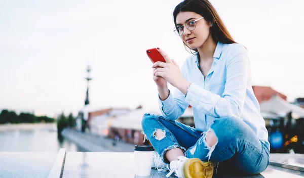 Portret Van Casual Geklede Hipster Meisje Stijlvolle Bril Voor Biedt — Stockfoto