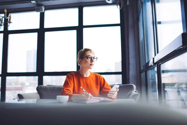 Señora Seria Traje Casual Anteojos Mirando Por Ventana Mientras Escribe — Foto de Stock