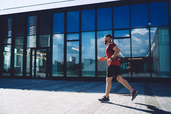 Vista Laterale Dell Uomo Concentrato Abbigliamento Sportivo Che Guarda Lontano — Foto Stock