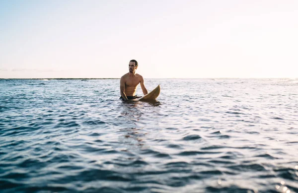 Hermoso Surfista Caucásico Con Cuerpo Sexy Descansando Después Remar Una — Foto de Stock