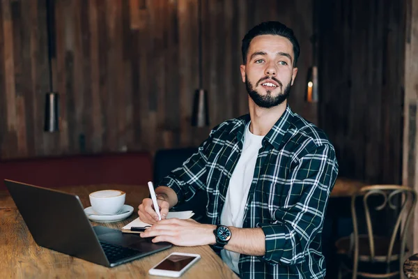 Düşünceli Kafkasyalı, şık giyimli, düşünceli bir adam. Mesafeli bir işte çalışırken, düşünceli bakışlarını başka yöne çeviriyor.