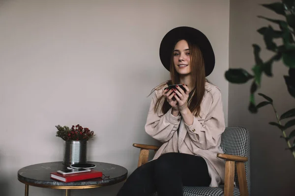 Mujer Sonriente Con Sombrero Ropa Elegante Sentada Una Pequeña Mesa — Foto de Stock