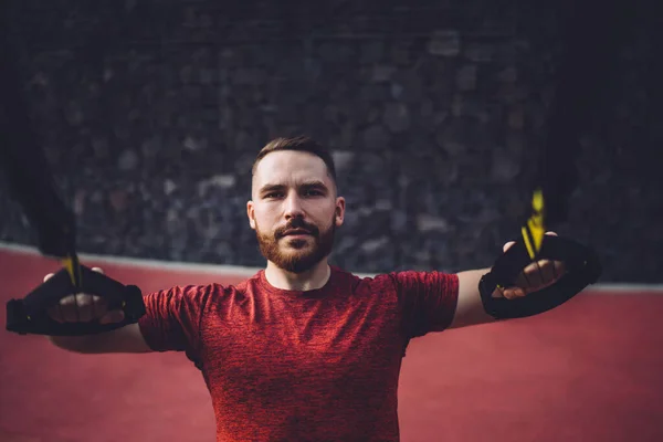 Konsentrat Kuat Berjenggot Olahragawan Mengenakan Pelatihan Kemeja Merah Dengan Tali — Stok Foto