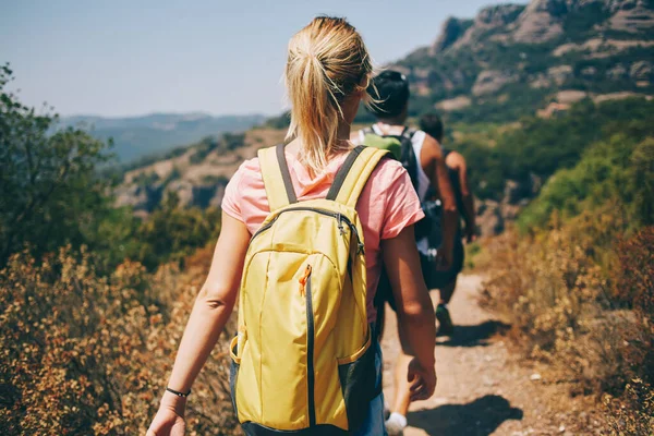 Achteraanzicht Van Jonge Vrouwelijke Backpacker Wandelen Met Groep Toeristen Zandweg — Stockfoto