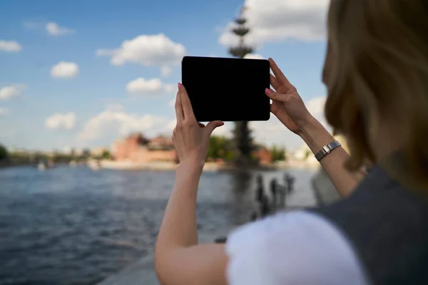 Vissza Generációs Turista Képekre Kattintva Vagy Videótartalom Digitális Táblagépen — Stock Fotó