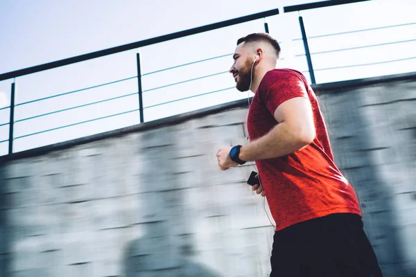 Från Självsäker Man Sportkläder Tittar Bort Springa Och Lyssna Musik — Stockfoto