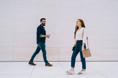 Kafkasyalı hippi kız akıllı telefon uygulaması kullanarak kulaklıkla blog yazarına paralel yürüyor.