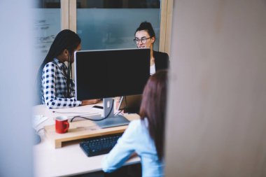 Sakin iş kadınları, gündüzleri ofis odasında otururken proje ve bilgisayar hakkında konuşuyorlardı.