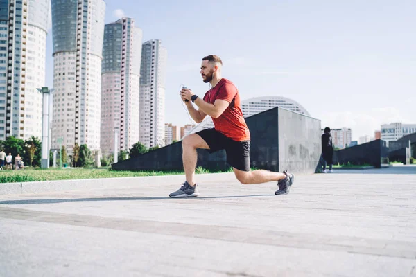 Vista Lateral Del Deportista Cuerpo Completo Con Teléfono Las Manos — Foto de Stock