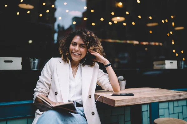 Retrato Chica Hipster Alegre Auriculares Electrónicos Sonriendo Cámara Mientras Escucha —  Fotos de Stock