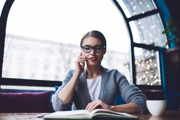 Jeune Femme Positive Vêtements Décontractés Avec Des Lunettes Assis Table — Photo