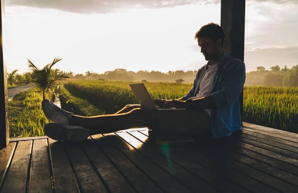 Seitenansicht Eines Anonymen Männlichen Freiberuflers Der Auf Einem Netbook Tippt — Stockfoto